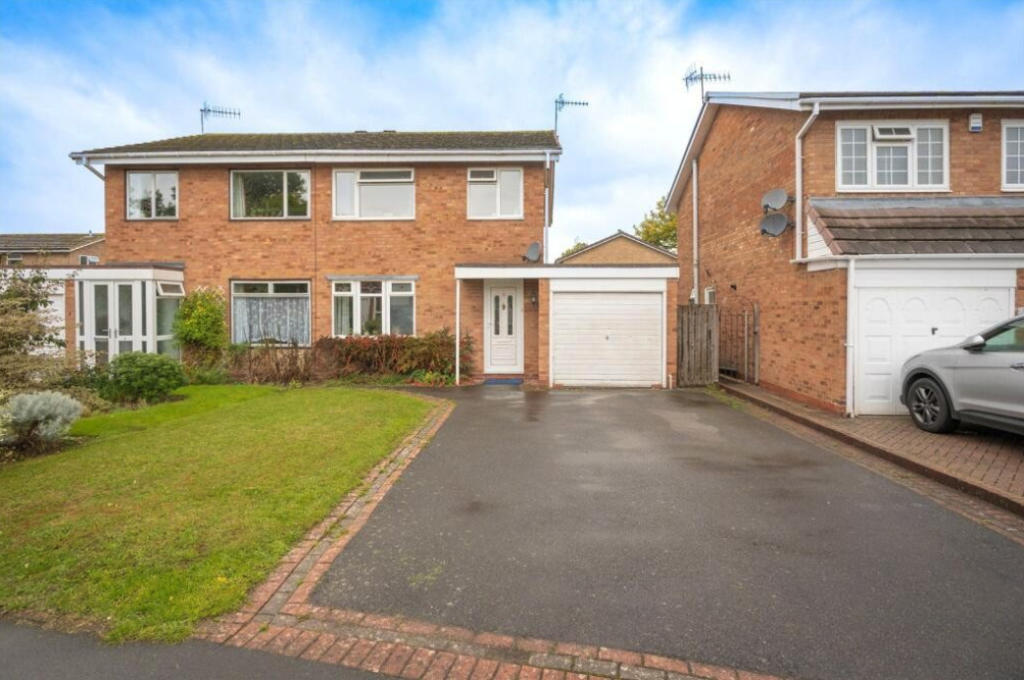 Main image of property: Roslin Close, Bromsgrove, B60 2EZ