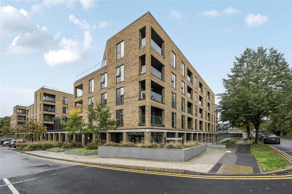 2-bed flat on Spitfire Chase, Walton-On-Thames, KT12, £430,000