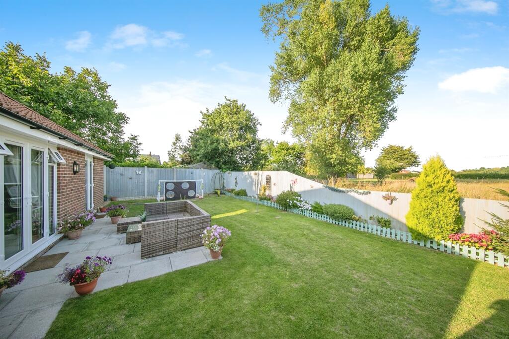 3-bed bungalow on Whitegates Court, Little Clacton, Clacton-On-Sea, £390,000