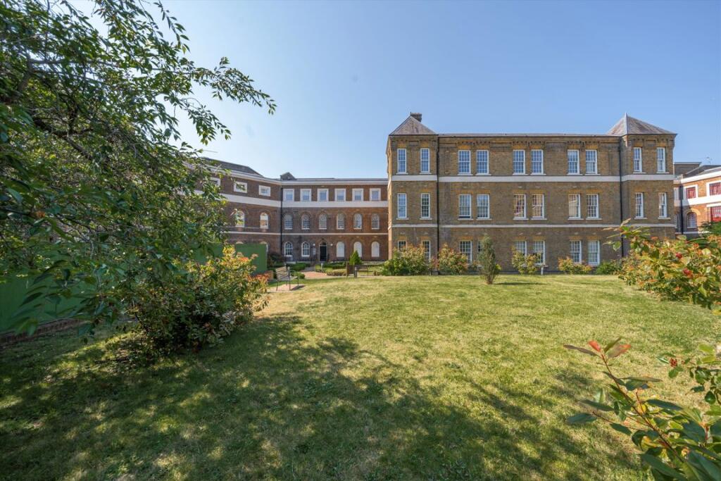 Apartment in Southall - More