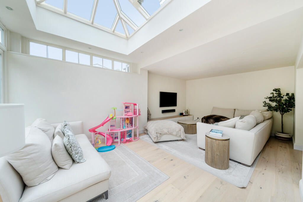 House in Elmbridge, Surrey - View 4
