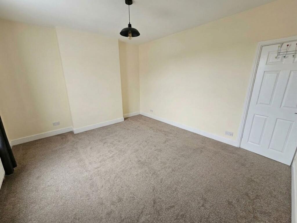 House in Barnsley, Upper Cudworth - More