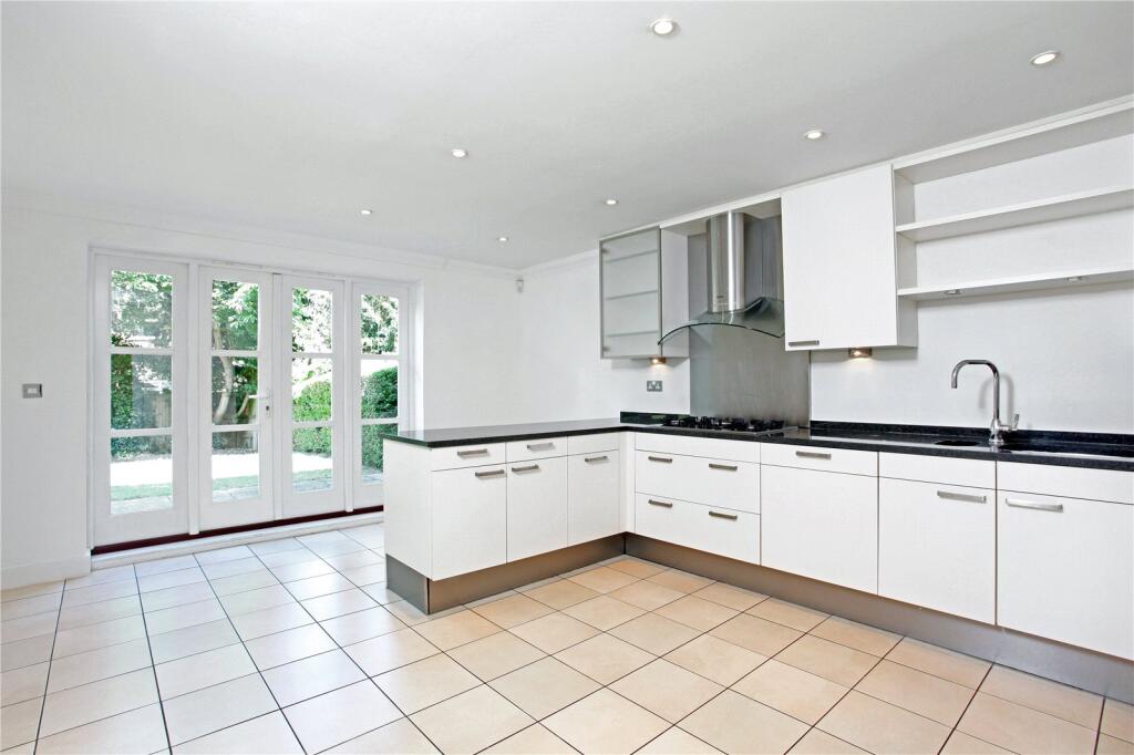 House in Windsor - View 3