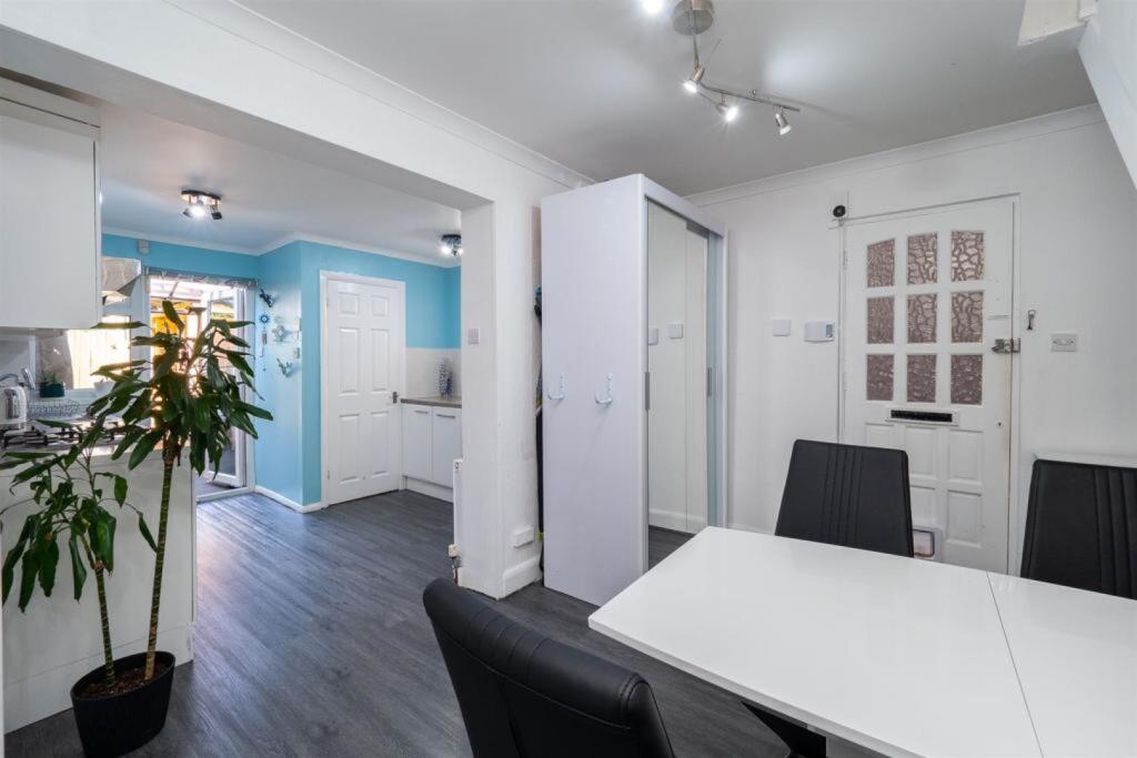 House in Sutton - View 3