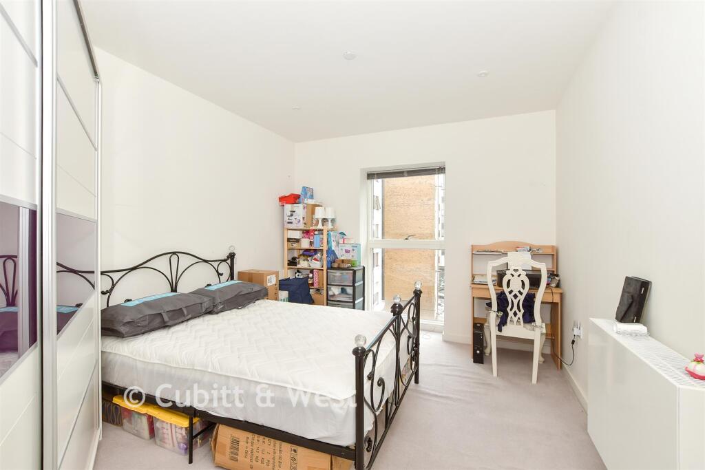 Apartment in Redhill - More