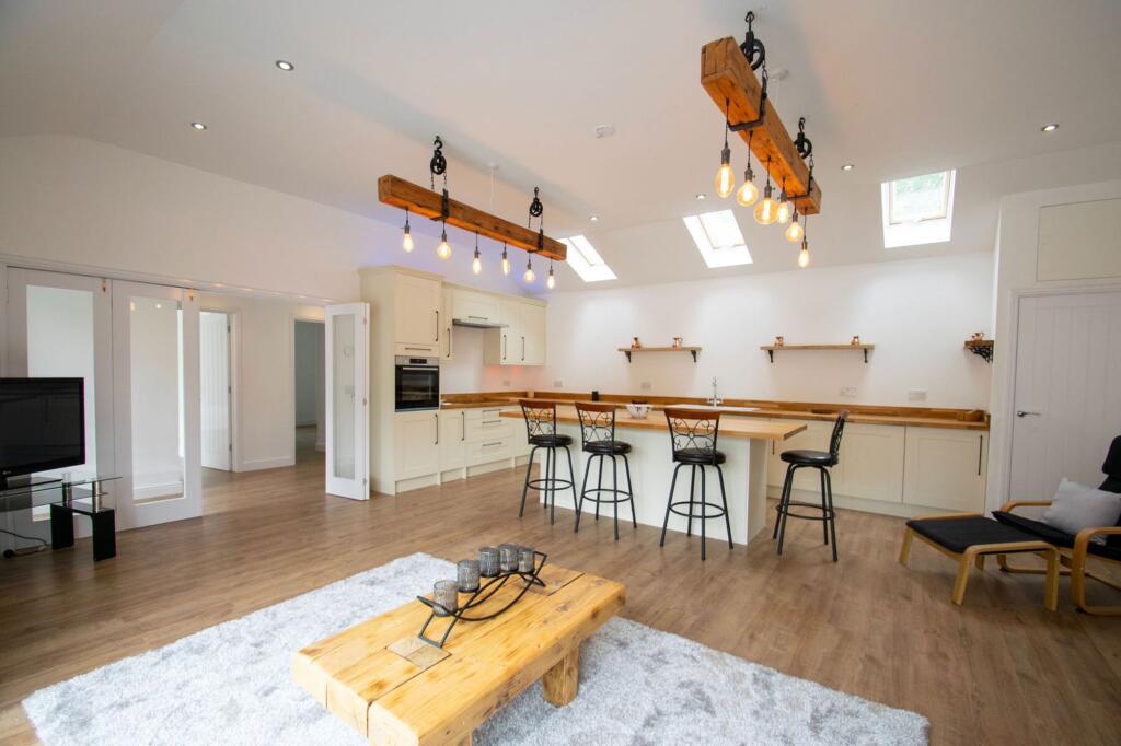 2 bedroom detached bungalow for sale in Greenfield Road, Pulloxhill, MK45 - View 4