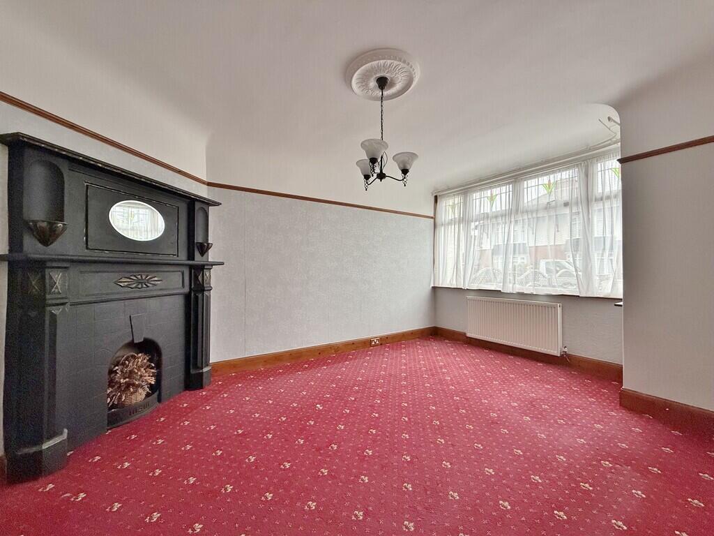 Hawthorn Crescent, Highbury photo 4