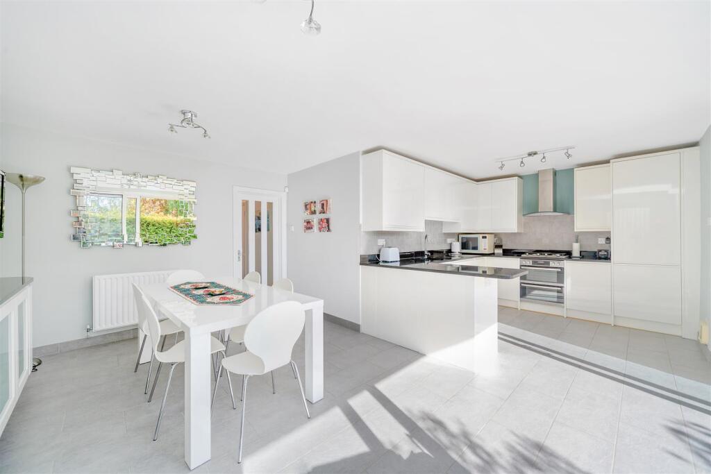 House in London, Cottenham Park, Raynes Park - View 4