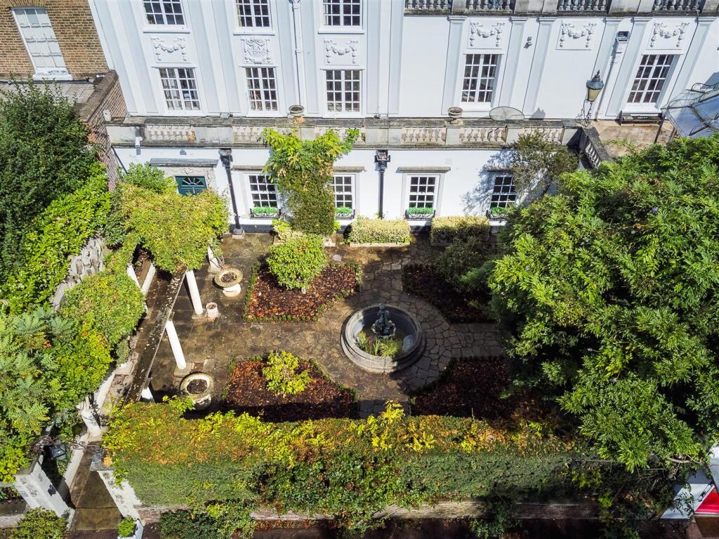 House in London, Hampton - View 3