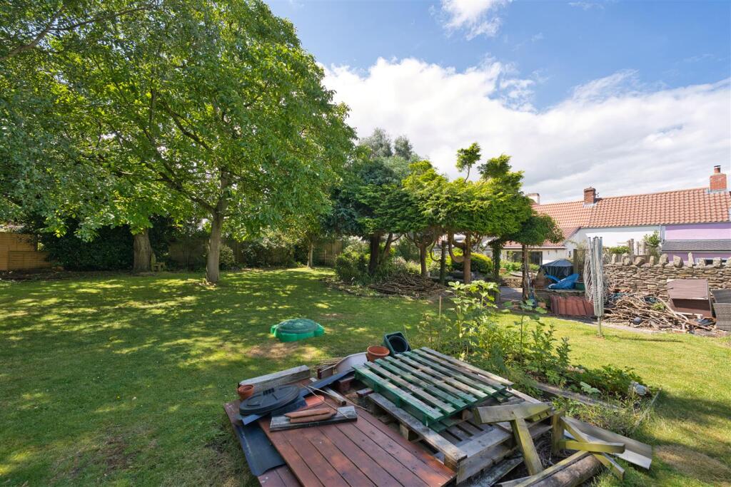 A generous sized characterful property with incredible rear garden photo 4