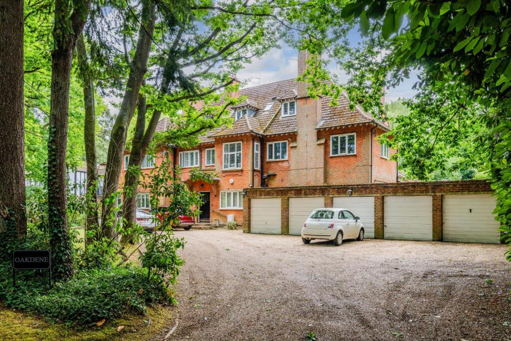 The Glade, Kingswood. 3 bedroom apartment for sale