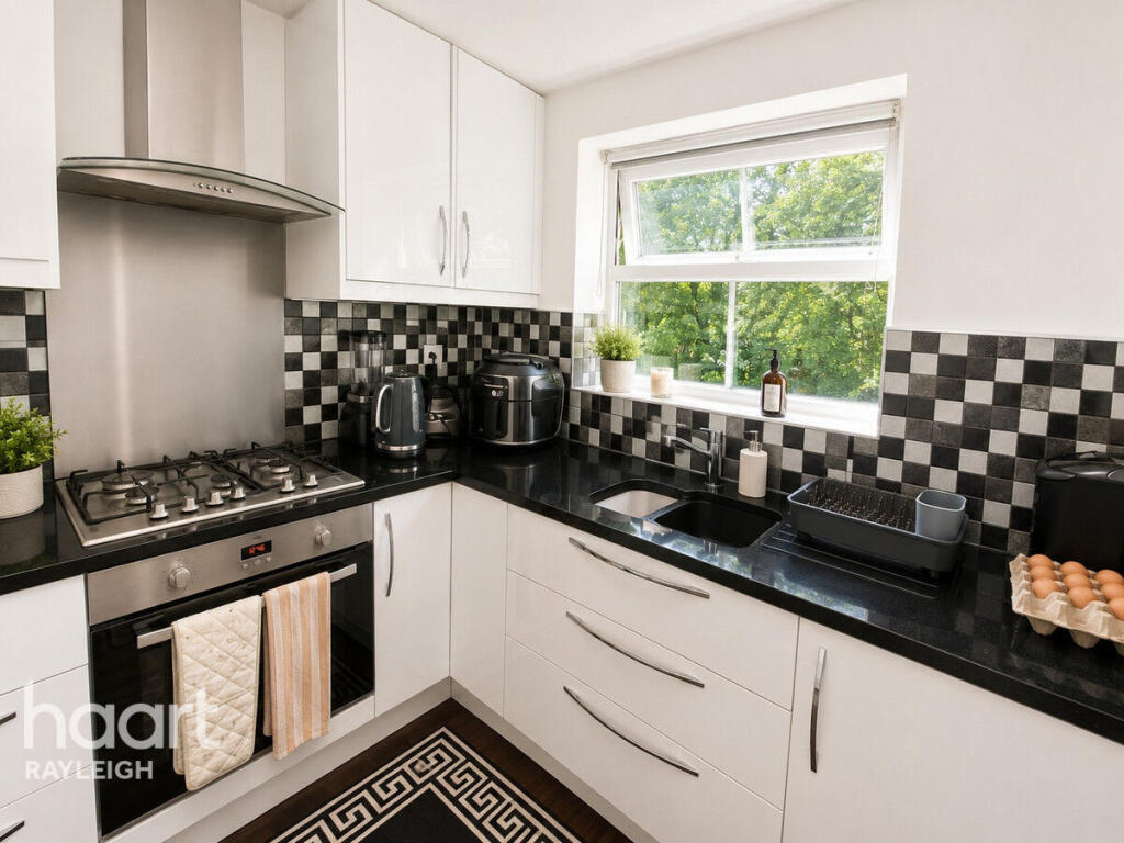 Apartment in Basildon, Laindon Cross, Steeple View - View 4