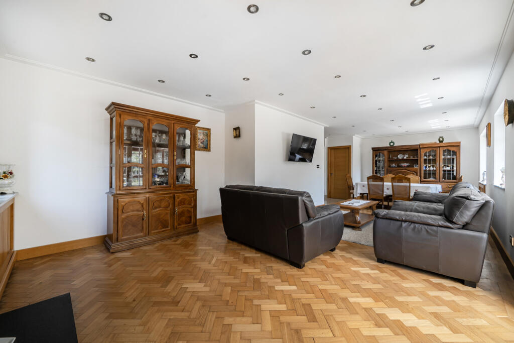 House in Slough, Chalfont St Peter - More