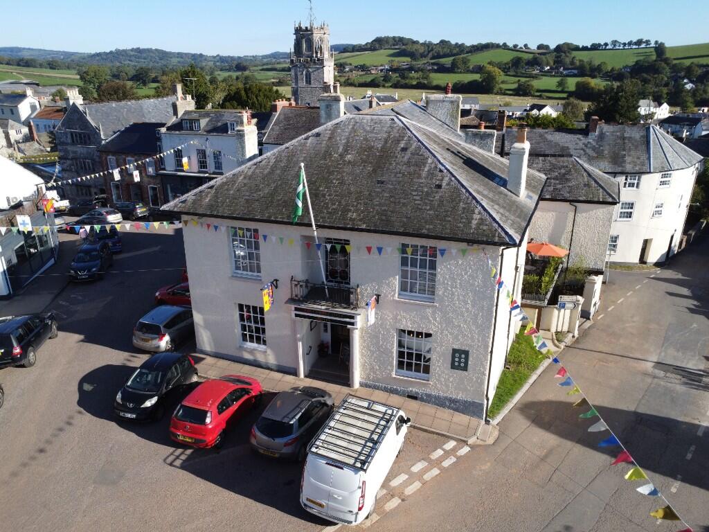 Main image of property: DEVON - THOROUGHLY RESTORED TOWN CENTRE HOTEL AND BAR