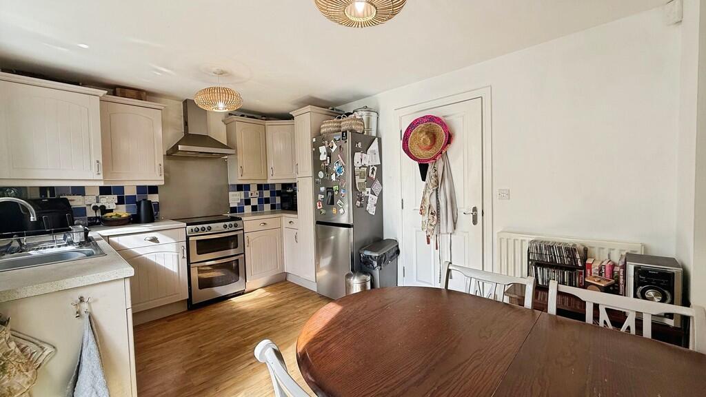 Additional image 4 of Kissing Batch, Frome