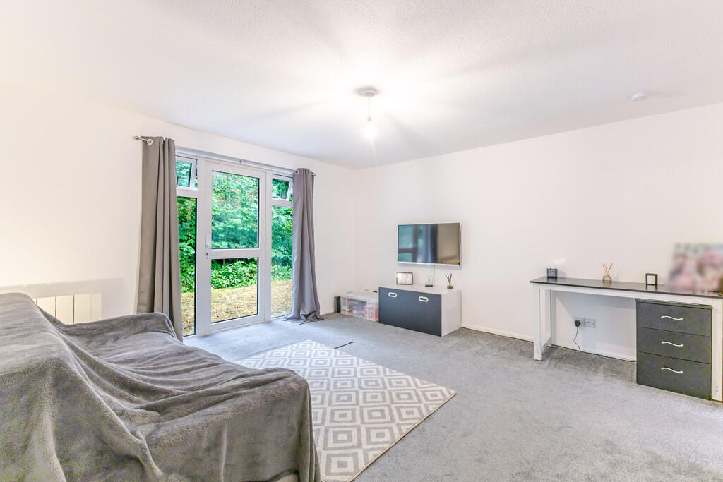 Apartment in Watford, Hertfordshire - View 3