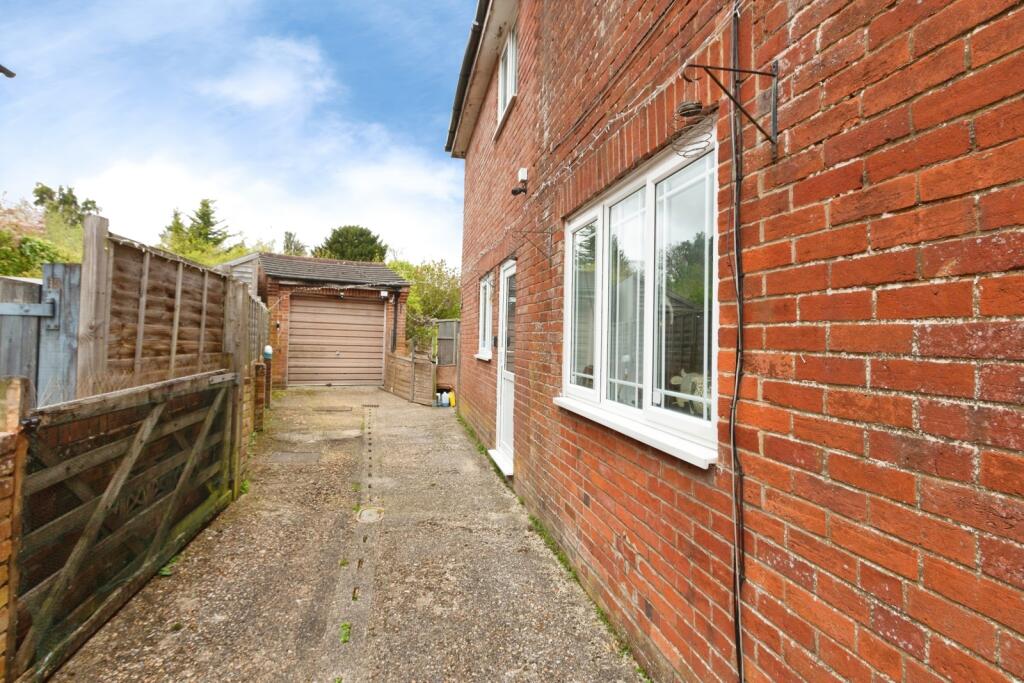 Roman Road, Basingstoke, Hampshire, RG23 - View 2