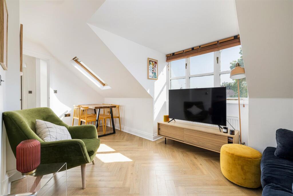 Apartment in London, Chapel End, Walthamstow - View 2