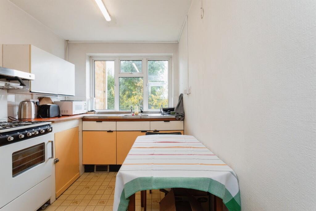 Apartment in Redhill - View 4