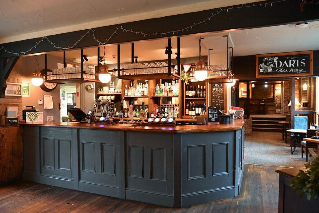WEB indoor-pub-bar-area.jpg