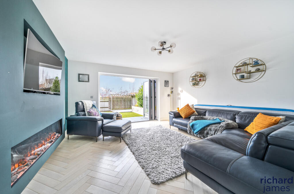 Rackham Close, Swindon, SN25 photo 3
