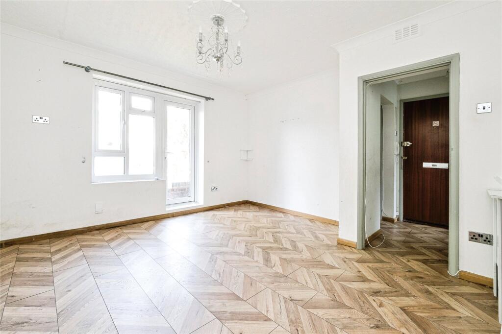 Apartment in Thurrock, Essex - View 4