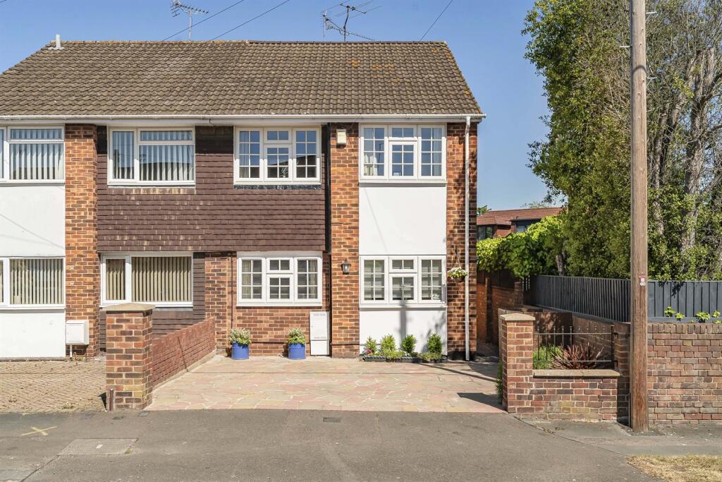 Main image of property: Oak Tree Road, Marlow, SL7