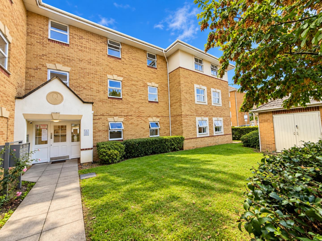 Apartment in Sunbury-on-Thames, Surrey - More