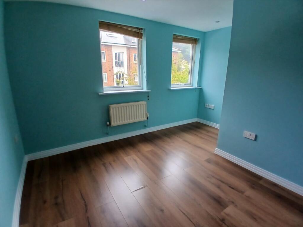 Apartment in Reigate and Banstead, Surrey - More
