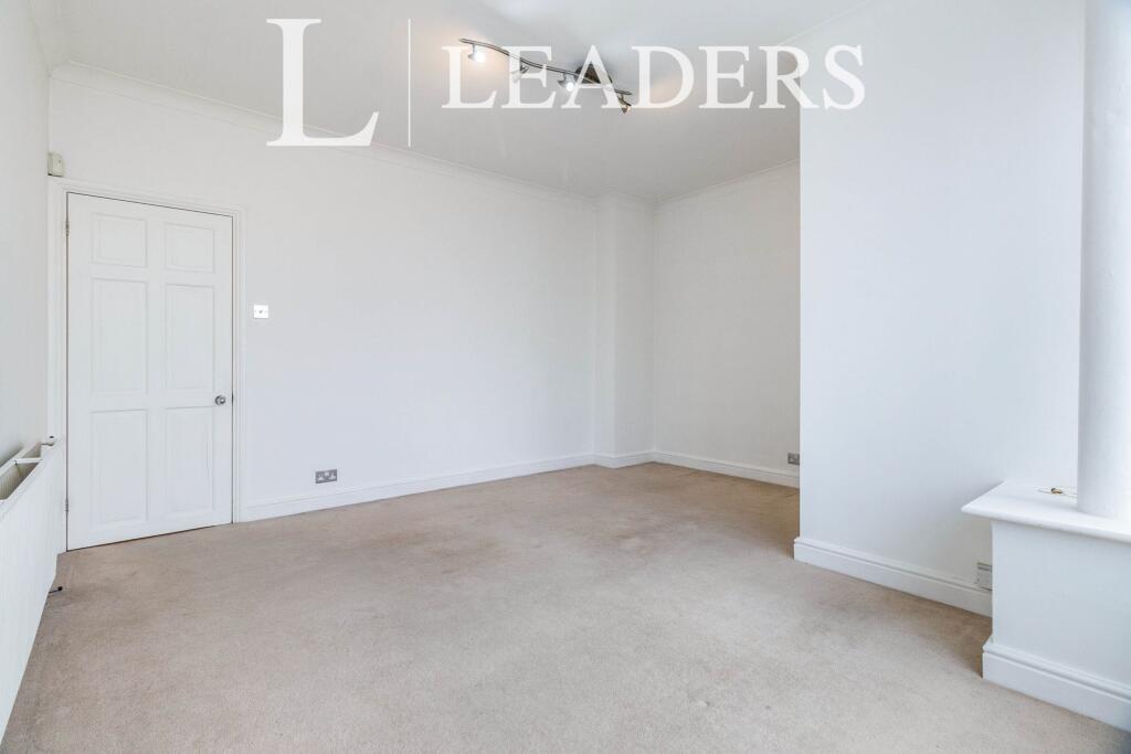 Apartment in Kingston upon Thames - View 4