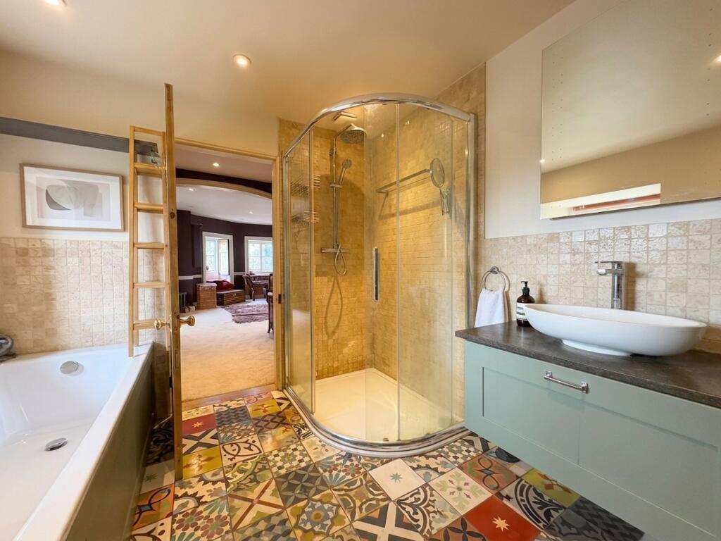 6 bedroom semi-detached house for rent
