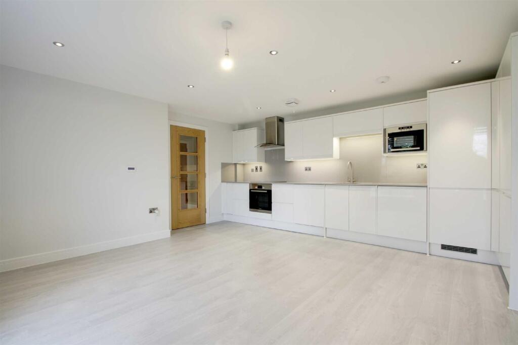 Apartment in Hemel Hempstead - View 2