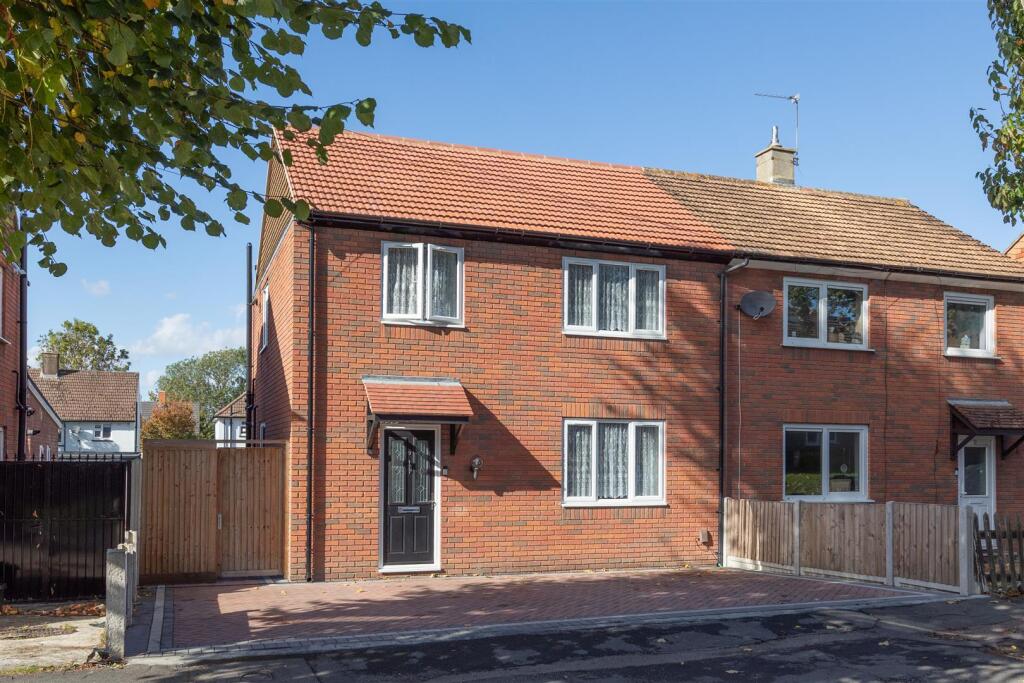 3-bed house on Moreton Gardens, Woodford Green, £575,000