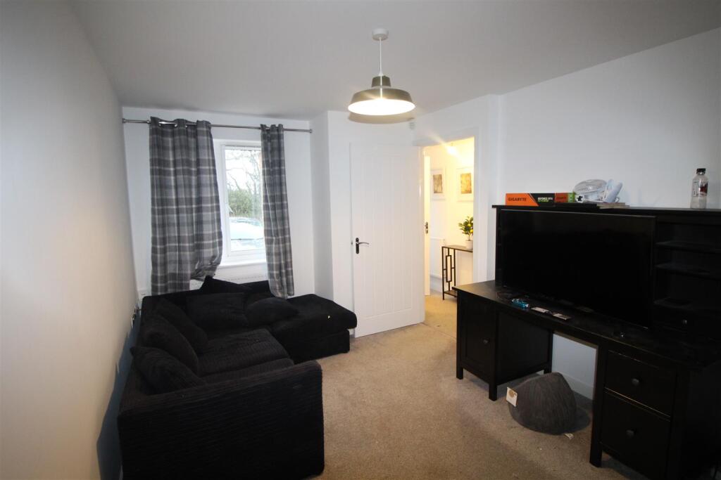 Clutterbuck Close, Chippenham photo 2