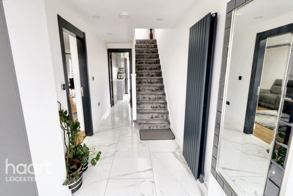 4-bed semi-detached on Townsend Close, Leicester, £375,000