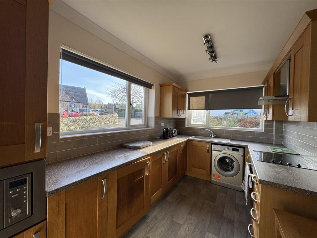 Holmfield Road, Clayton West, Huddersfield HD8 9NE photo 4