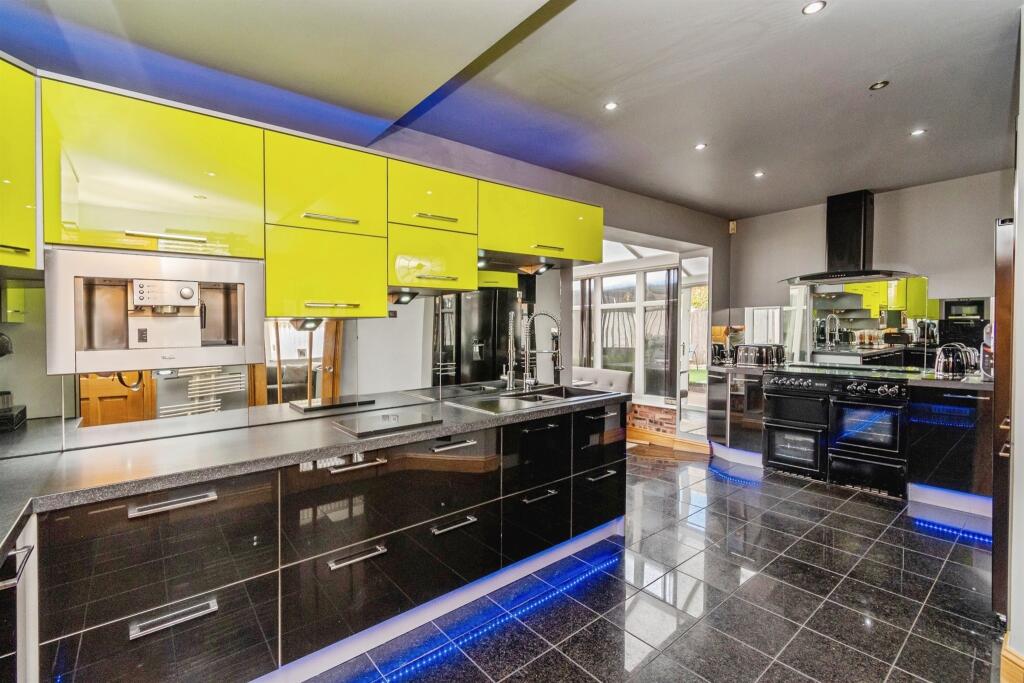 House in Walsall, West Midlands - More