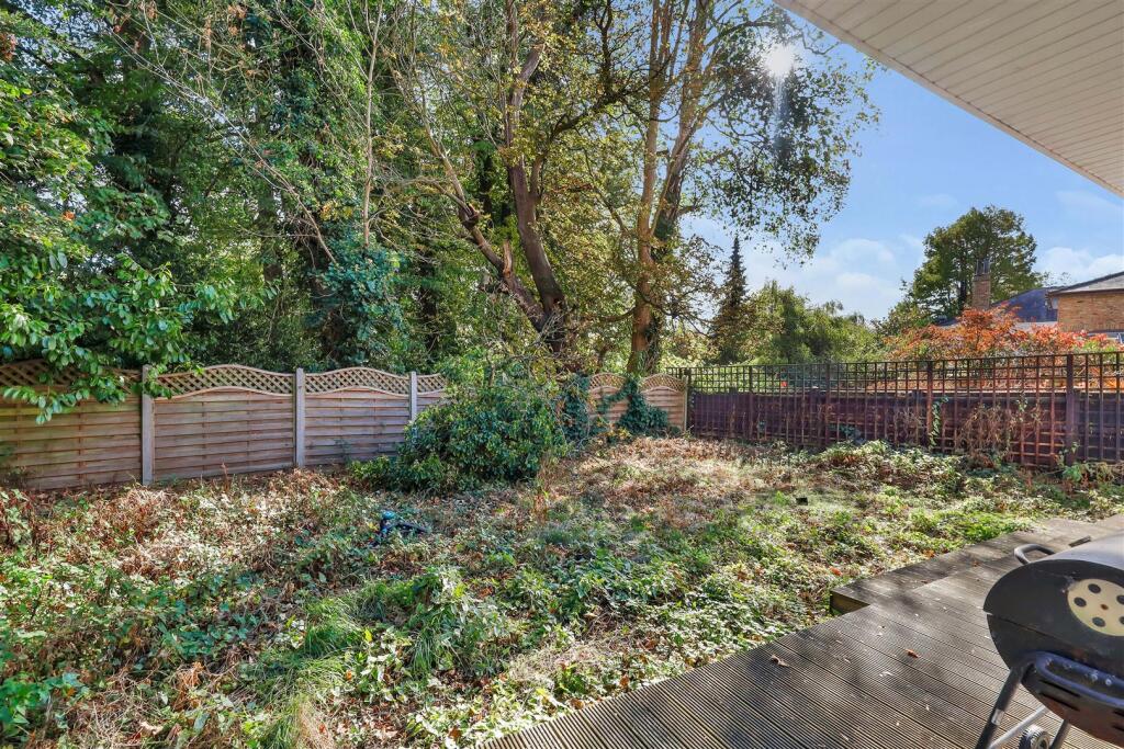 House in London, Highwood Hill, Mill Hill - More