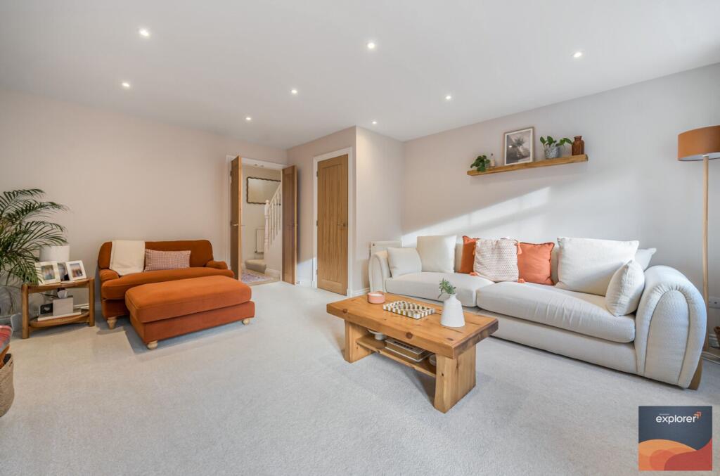 Exeter Close, Kempshott Rise photo 4