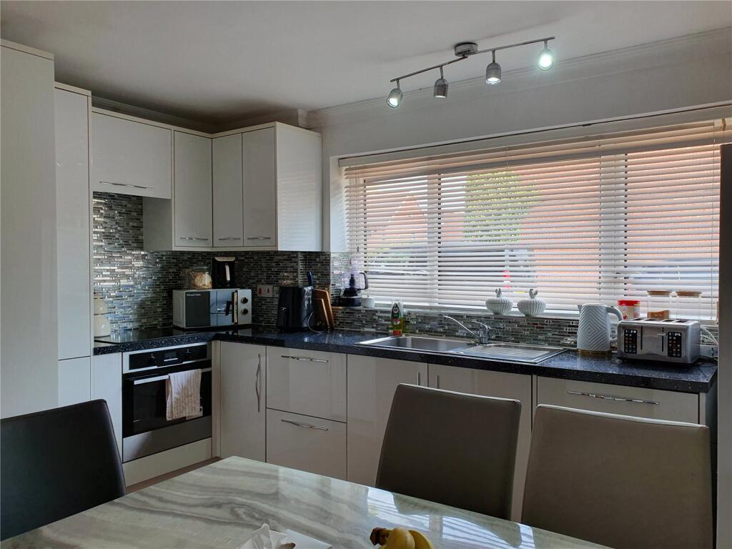 Apartment in Slough - View 4