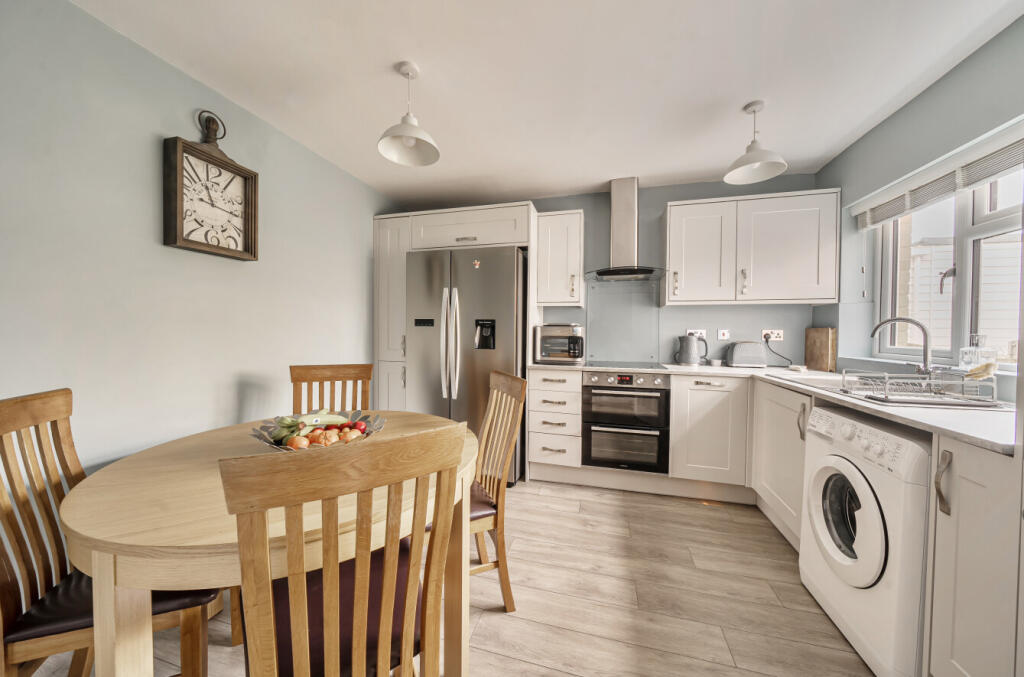 Alder Close, Alton, Hampshire, GU34 photo 3