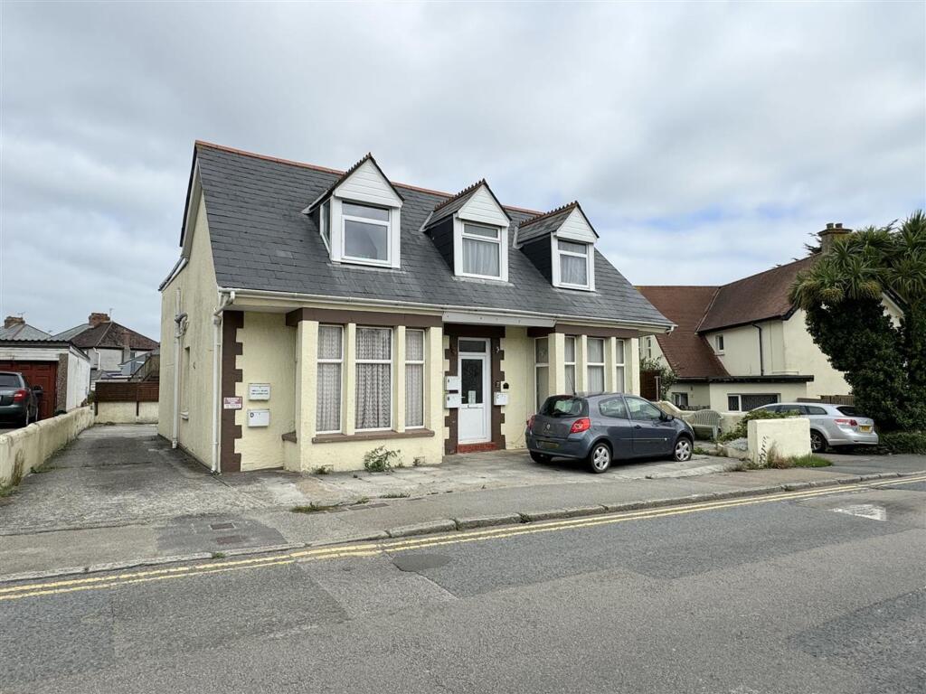 3-bed flat on Edgcumbe Avenue, Newquay, TR7, £140,000