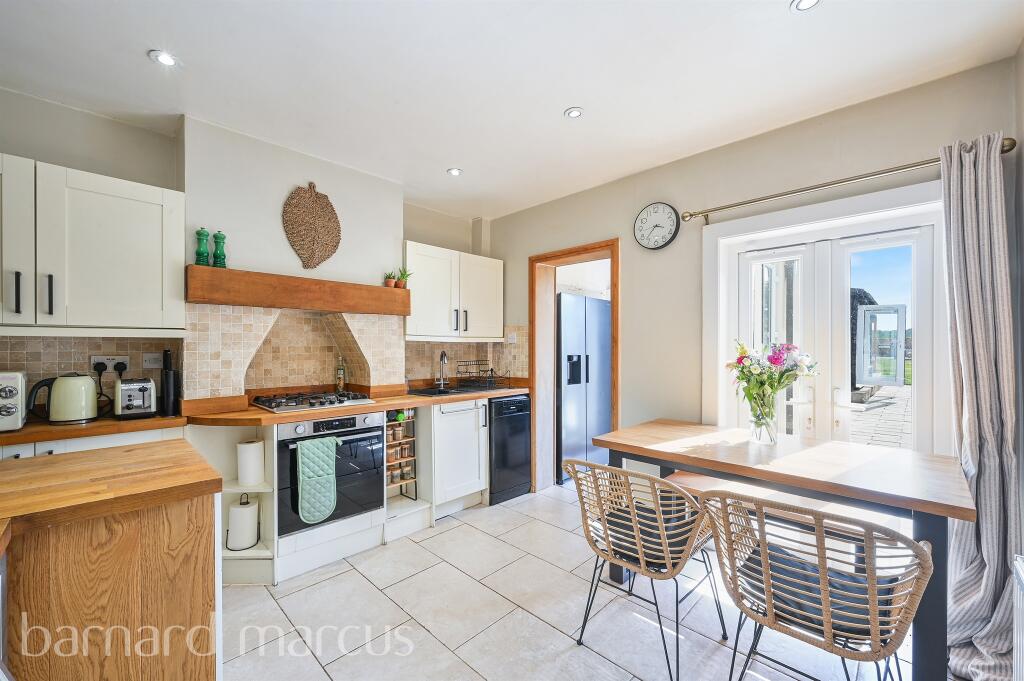 House in London, Malden Rushett - View 2