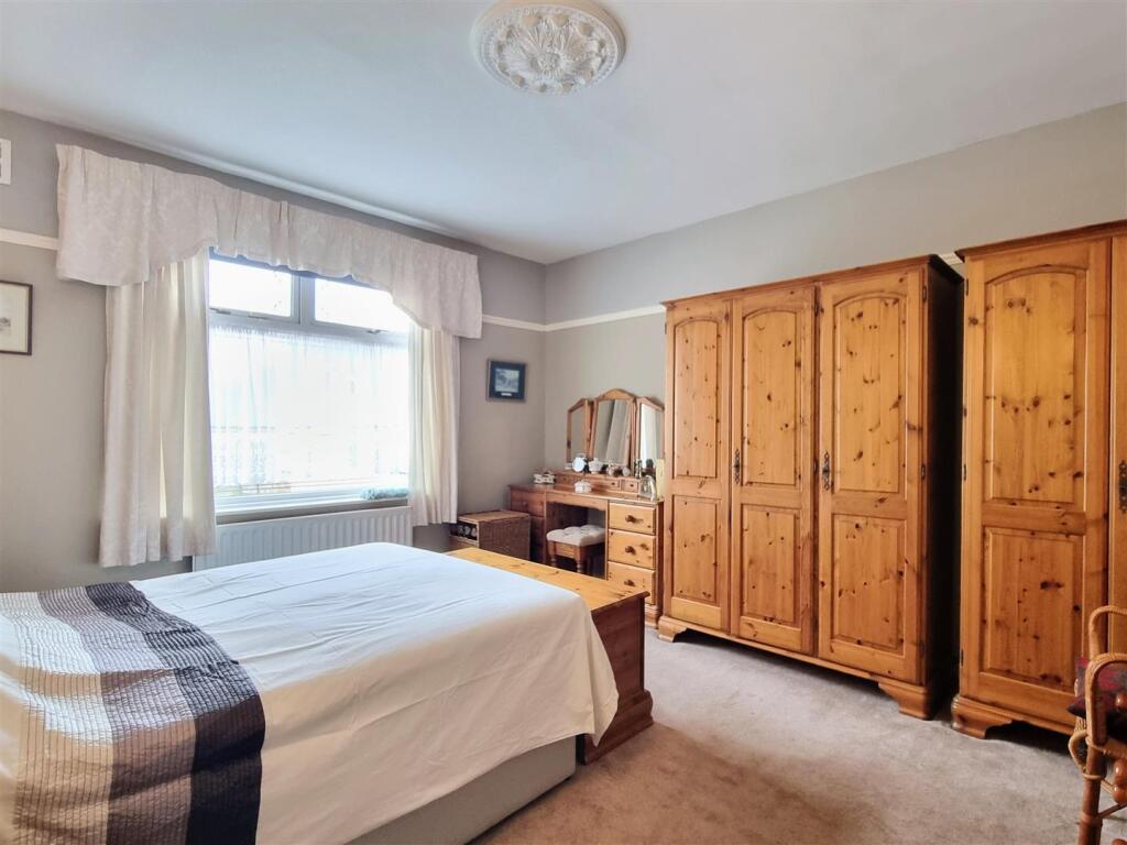 House in Romford - More