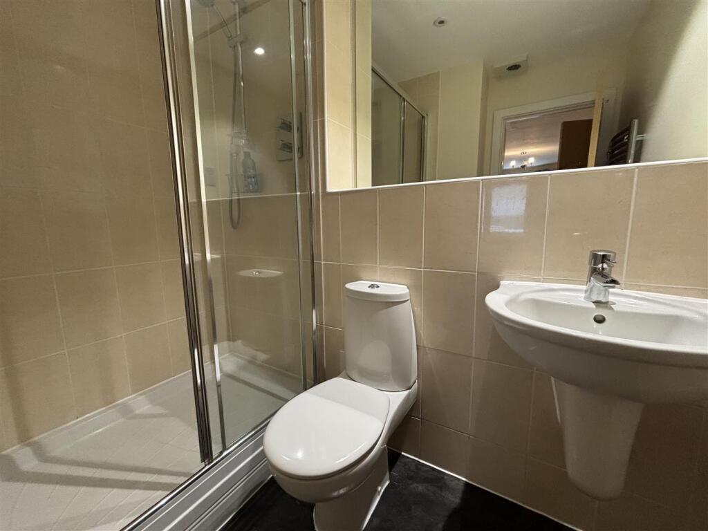 Apartment in Kingston upon Thames - More