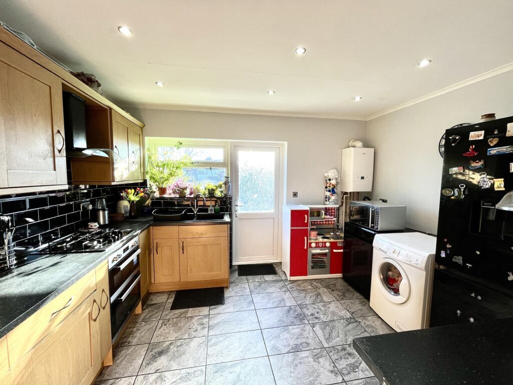 Stokesby Road, Chessington, Surrey. KT9 2DU photo 3