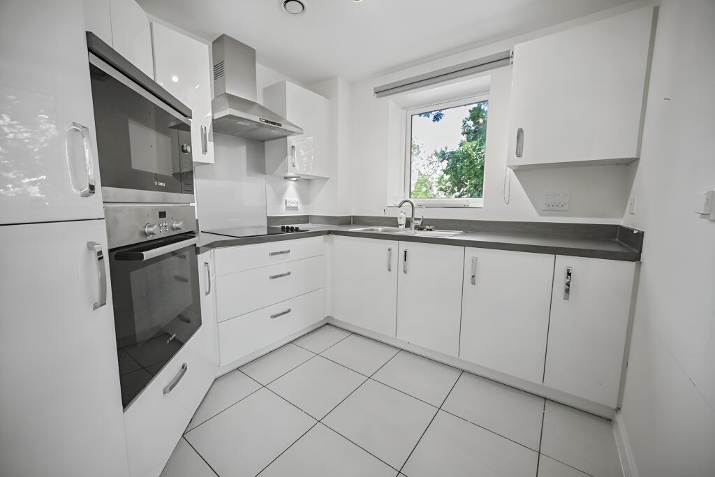 Apartment in Wolverhampton, West Midlands - View 3