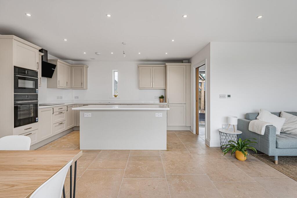 House in Gloucester - View 3