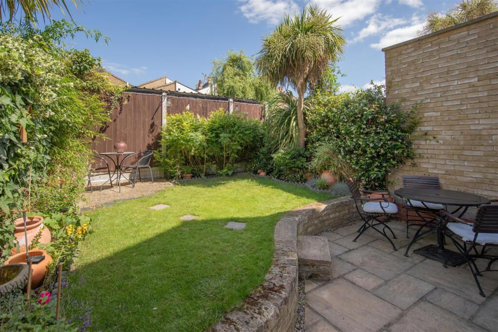 House in London, Whipps Cross, Leyton - View 3