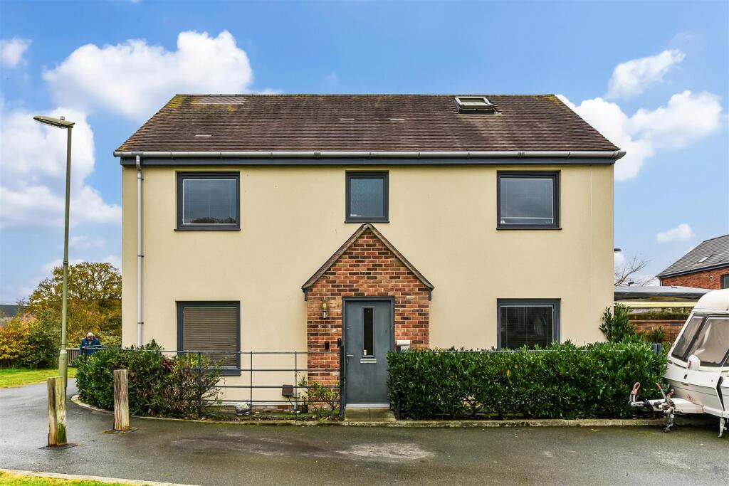 4-bed semi-detached on Angus Way, Waterlooville, £400,000